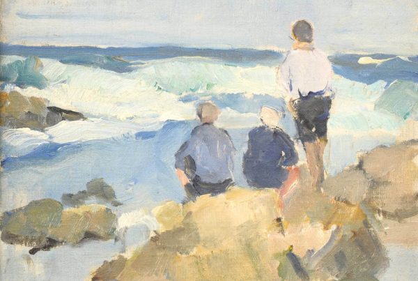 Gemälde mit drei sitzenden und stehenden Figuren auf Felsen an der Meeresküste, die auf bewegte Wellen und offene See blicken, in weich gemalten Pastelltönen. Von Aage Bernhard-Frederiksen bei Galerie RIECK.