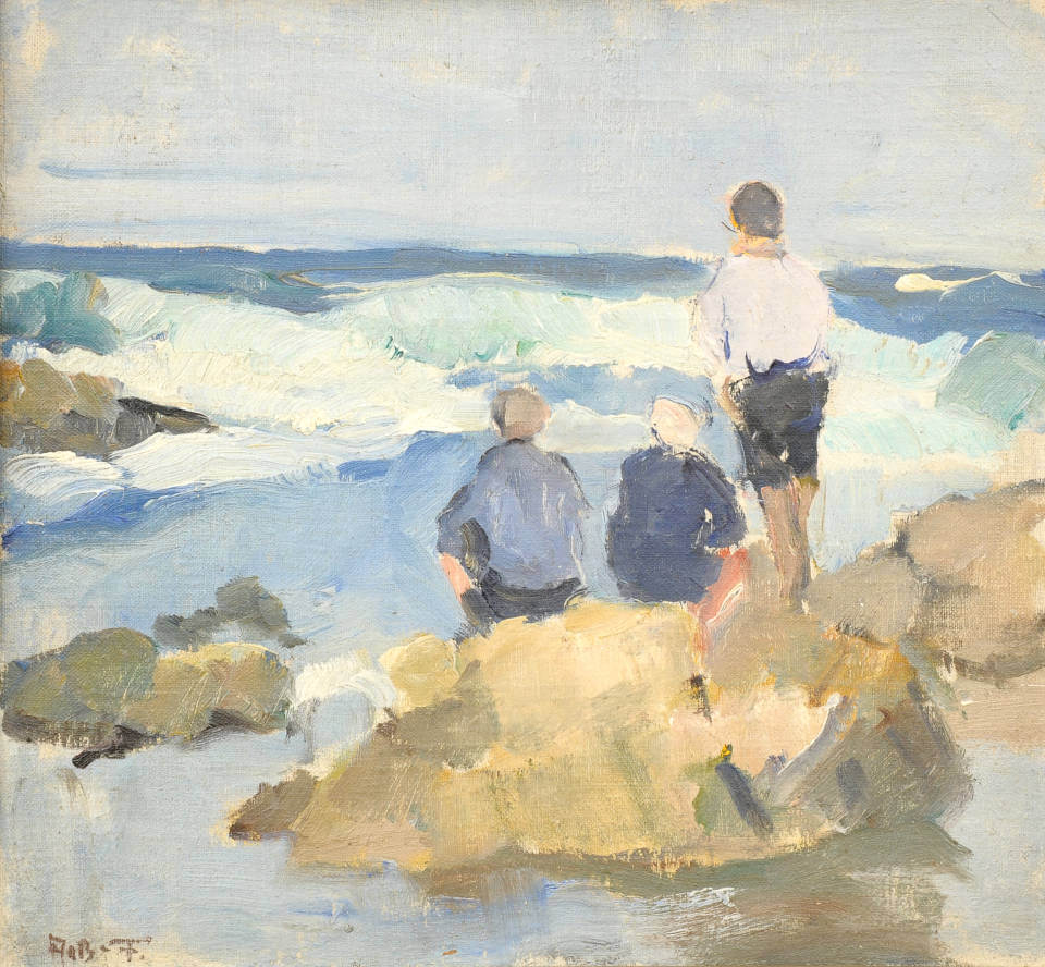 Gemälde mit drei sitzenden und stehenden Figuren auf Felsen an der Meeresküste, die auf bewegte Wellen und offene See blicken, in weich gemalten Pastelltönen. Von Aage Bernhard-Frederiksen bei Galerie RIECK.