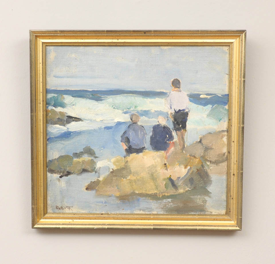 Gemälde mit drei sitzenden und stehenden Figuren auf Felsen an der Meeresküste, die auf bewegte Wellen und offene See blicken, in weich gemalten Pastelltönen. In einem klassischen Rahmen. Von Aage Bernhard-Frederiksen bei Galerie RIECK.
