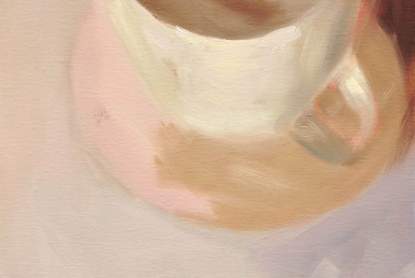 Detailreiches Stillleben-Gemälde einer hellen Porzellantasse in weichen Beige- und Rosatönen, locker gemalt mit sichtbaren Pinselstrichen auf ruhigem Hintergrund. Von Siri Gindesgaard bei Galerie RIECK.