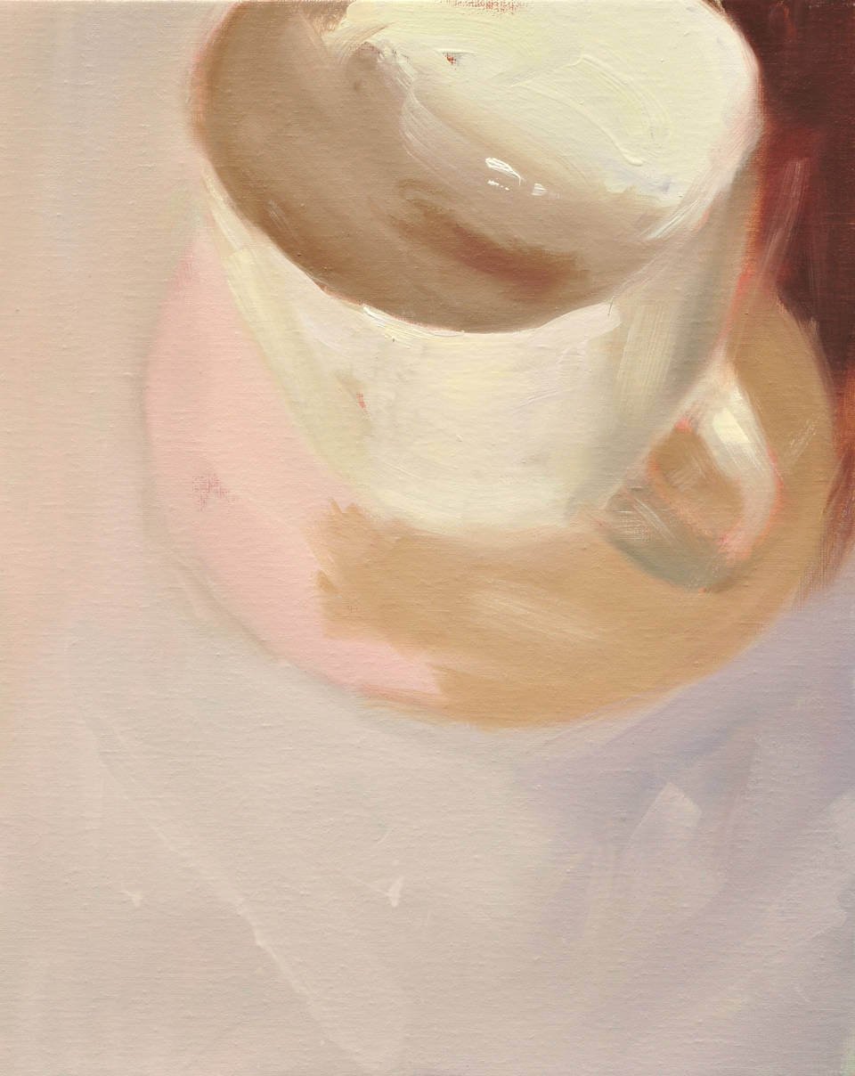 Detailreiches Stillleben-Gemälde einer hellen Porzellantasse in weichen Beige- und Rosatönen, locker gemalt mit sichtbaren Pinselstrichen auf ruhigem Hintergrund. Von Siri Gindesgaard bei Galerie RIECK.