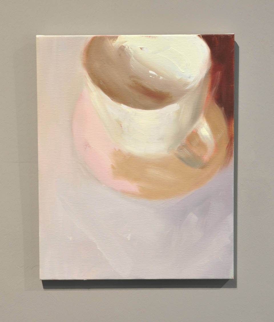 Detailreiches Stillleben-Gemälde einer hellen Porzellantasse in weichen Beige- und Rosatönen, locker gemalt mit sichtbaren Pinselstrichen auf ruhigem Hintergrund. Von Siri Gindesgaard bei Galerie RIECK.