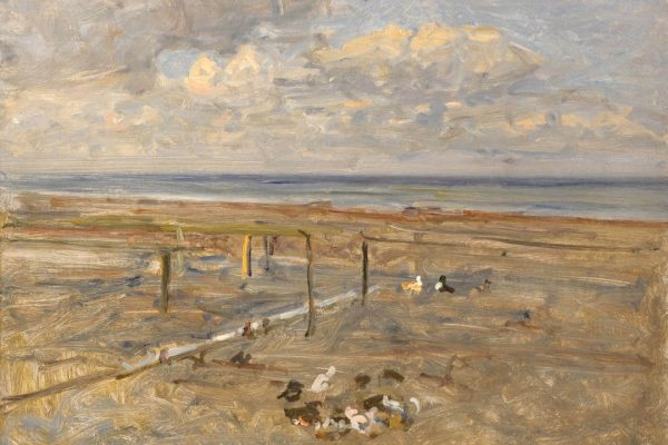 Galerie_RIECK_Viggo_Johansen_Vorland_Dragør Impressionistisches Küstenlandschaftsbild mit flachem Vorland, Pfählen und fließenden Wasserläufen, im Vordergrund Vögel auf sandigem Boden unter weitem Himmel mit lockerer Bewölkung. Von Viggo Johansen bei Galerie RIECK.