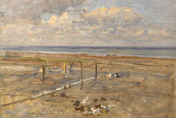 Impressionistisches Küstenlandschaftsbild mit flachem Vorland, Pfählen und fließenden Wasserläufen, im Vordergrund Vögel auf sandigem Boden unter weitem Himmel mit lockerer Bewölkung. Von Viggo Johansen bei Galerie RIECK.