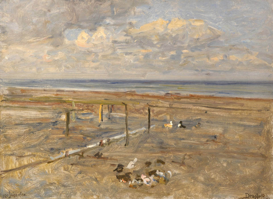Impressionistisches Küstenlandschaftsbild mit flachem Vorland, Pfählen und fließenden Wasserläufen, im Vordergrund Vögel auf sandigem Boden unter weitem Himmel mit lockerer Bewölkung. Von Viggo Johansen bei Galerie RIECK.
