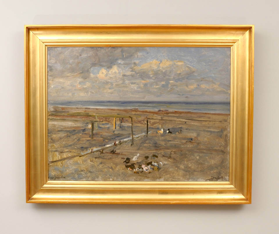 Impressionistisches Küstenlandschaftsbild mit flachem Vorland, Pfählen und fließenden Wasserläufen, im Vordergrund Vögel auf sandigem Boden unter weitem Himmel mit lockerer Bewölkung. Gerahmt mit einem vergoldeten Rahmen. Von Viggo Johansen bei Galerie RIECK.