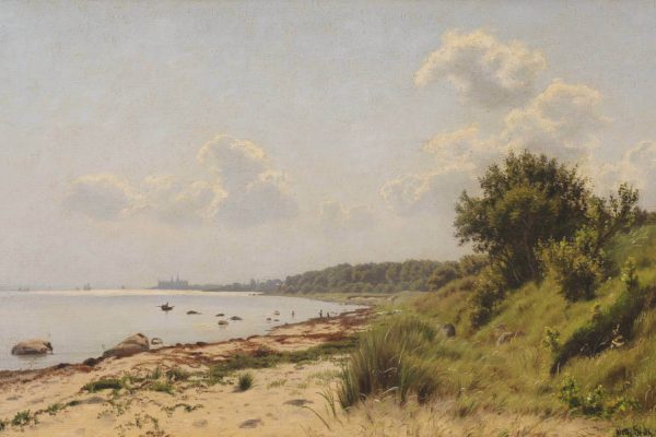 Galerie_RIECK_Vilhelm_Groth_Küste_Helsingør Landschaftsgemälde einer ruhigen Küste mit Sandstrand, vereinzelten Steinen und flachem Wasser, gesäumt von grünen Uferpflanzen und Bäumen unter hellem, leicht bewölktem Himmel. Von Vilhelm Groth bei Galerie RIECK.