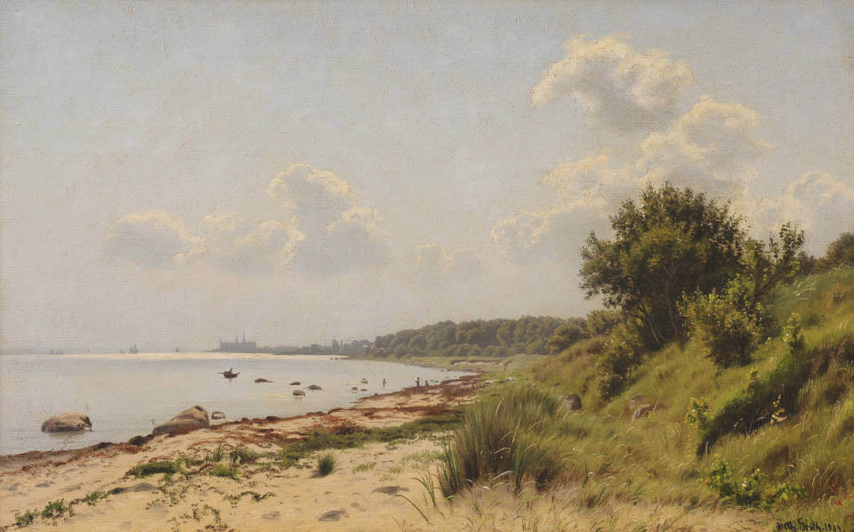 Landschaftsgemälde einer ruhigen Küste mit Sandstrand, vereinzelten Steinen und flachem Wasser, gesäumt von grünen Uferpflanzen und Bäumen unter hellem, leicht bewölktem Himmel. Von Vilhelm Groth bei Galerie RIECK.