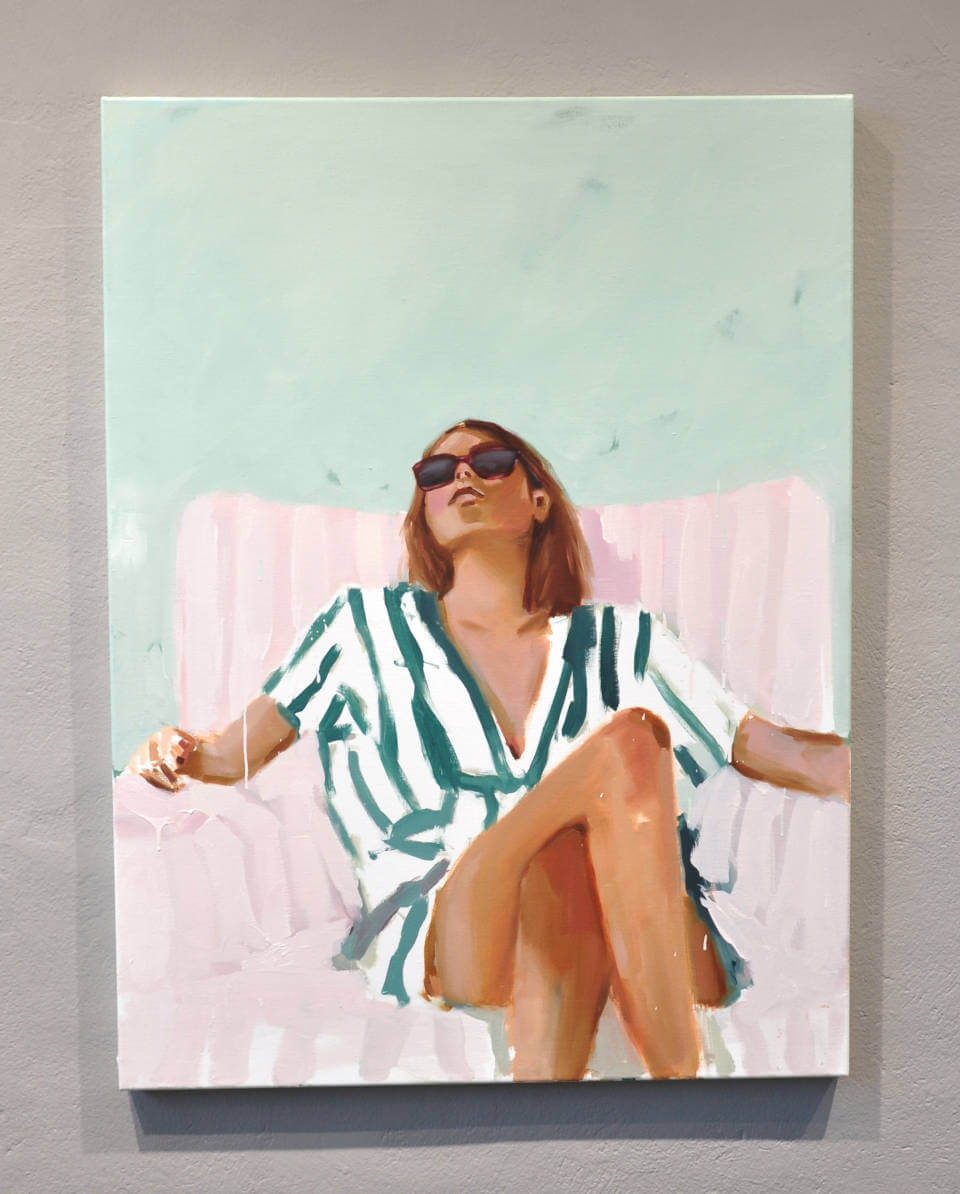 Zeitgenössisches Porträtgemälde einer sitzenden Person im gestreiften Oberteil, locker gemalt in hellen Pastellfarben vor ruhigem Hintergrund mit moderner, luftiger Bildwirkung. Auf einer grauen Wand. Von Siri Gindesgaard bei Galerie RIECK.