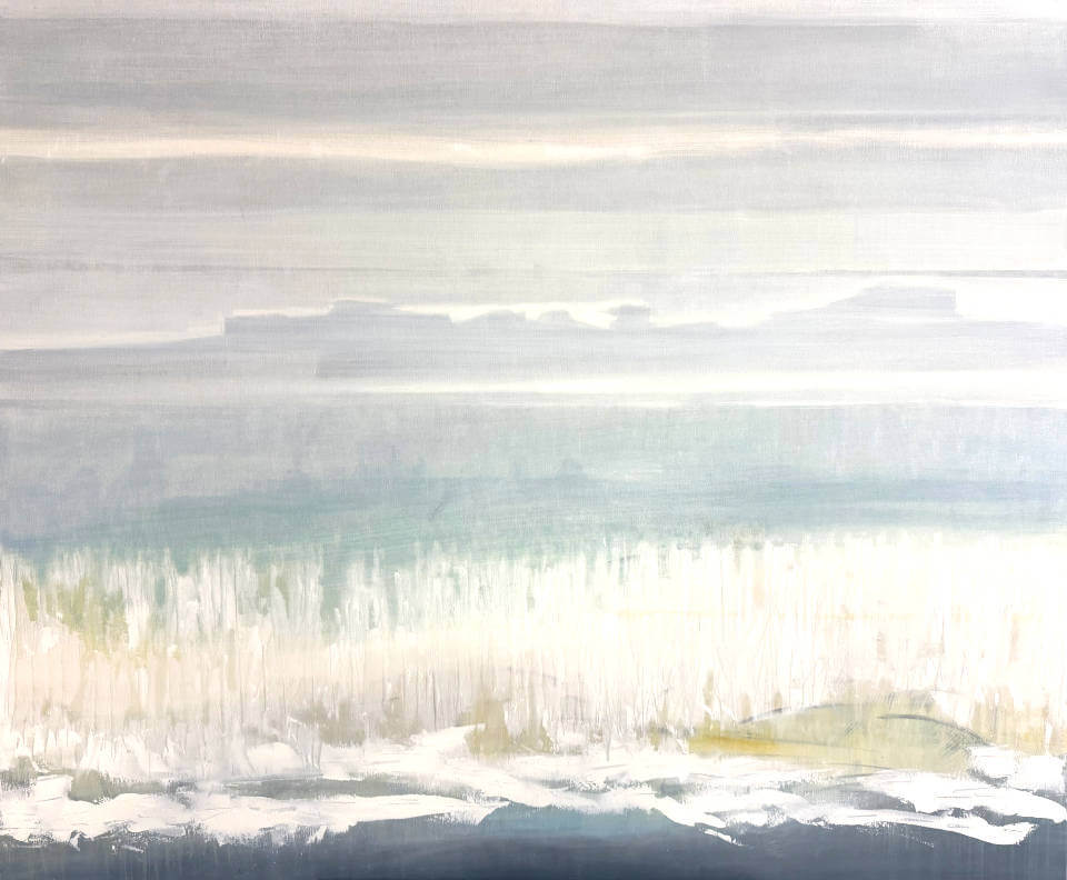 Abstrakte Sylter Küstenlandschaft mit hellen Horizontlinien und sanften Blau‑, Weiß‑ und Beigetönen – ruhige, atmosphärische Malerei von Elke Hergert bei Galerie RIECK.