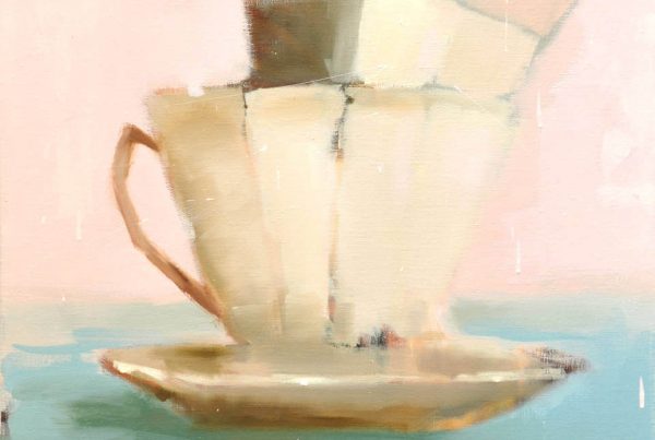 Zartes Stillleben mit gestapelten Tassen auf Untertasse, in pastelligen Rosa- und Blautönen gemalt – poetische, zeitgenössische Malerei von Siri Gindesgaard bei Galerie RIECK.