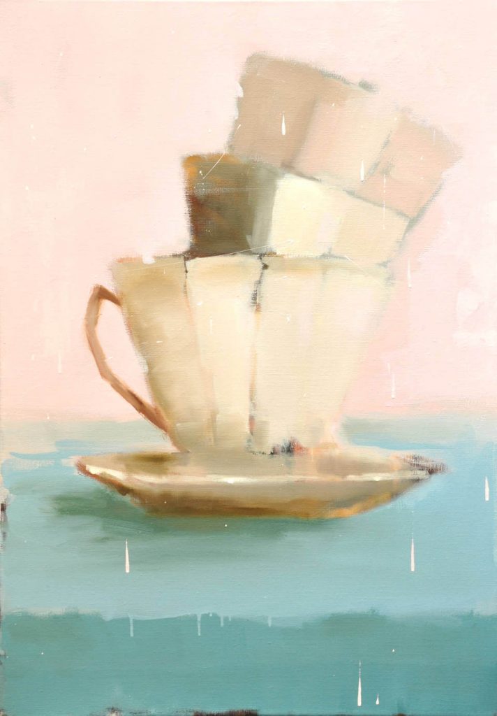 Zartes Stillleben mit gestapelten Tassen auf Untertasse, in pastelligen Rosa- und Blautönen gemalt – poetische, zeitgenössische Malerei von Siri Gindesgaard bei Galerie RIECK.