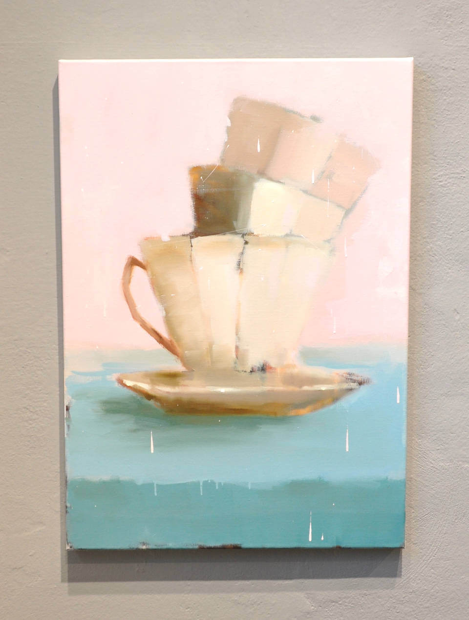 Zartes Stillleben mit gestapelten Tassen auf Untertasse, in pastelligen Rosa- und Blautönen gemalt – poetische, zeitgenössische Malerei von Siri Gindesgaard bei Galerie RIECK.
