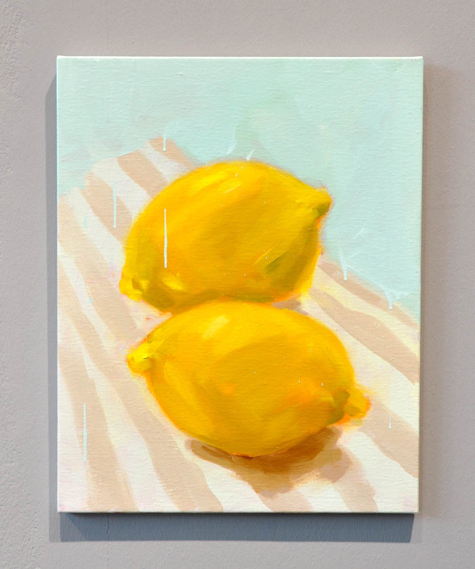 Zwei leuchtend gelbe Zitronen als malerisches Stillleben auf hellem, pastellfarbenem Hintergrund – moderne Kunst mit mediterraner Leichtigkeit und frischer Farbwirkung.