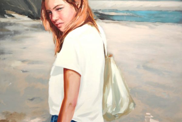 Figurative Strandszene mit einer einzelnen Person am Meeresufer, weich gemalt in hellen Blau- und Sandtönen – zeitgenössische Malerei von Siri Gindesgaard bei Galerie RIECK.
