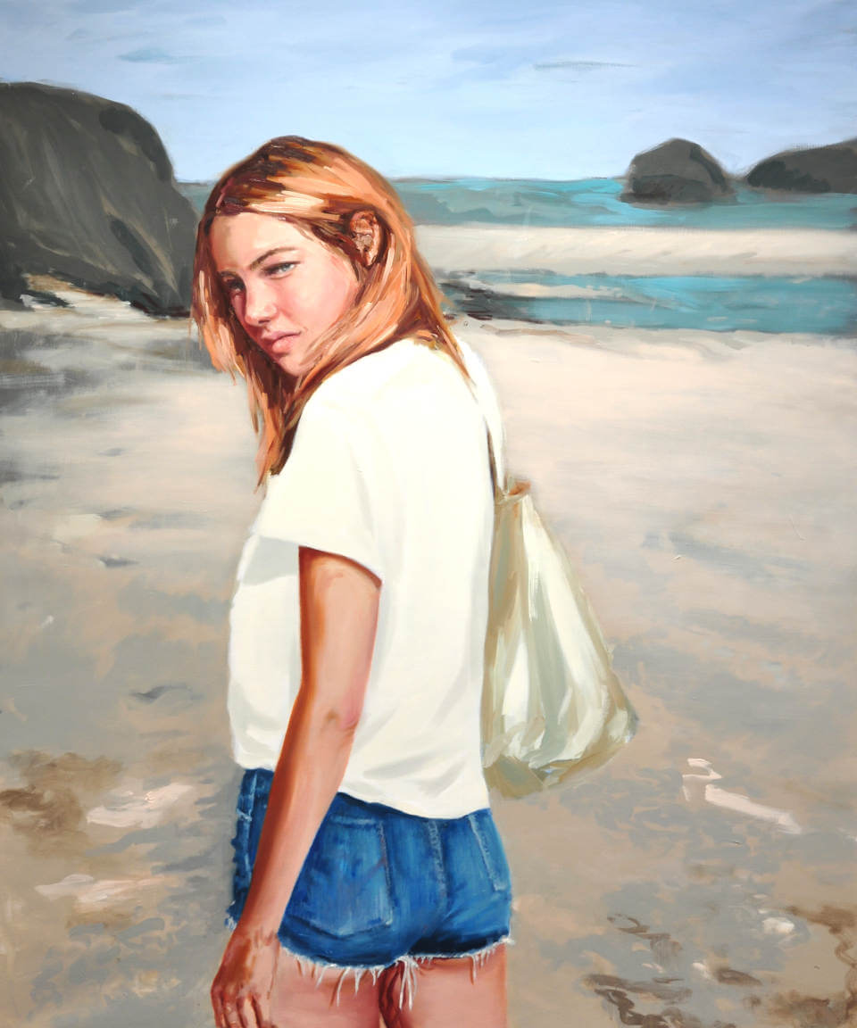 Figurative Strandszene mit einer einzelnen Person am Meeresufer, weich gemalt in hellen Blau- und Sandtönen – zeitgenössische Malerei von Siri Gindesgaard bei Galerie RIECK.
