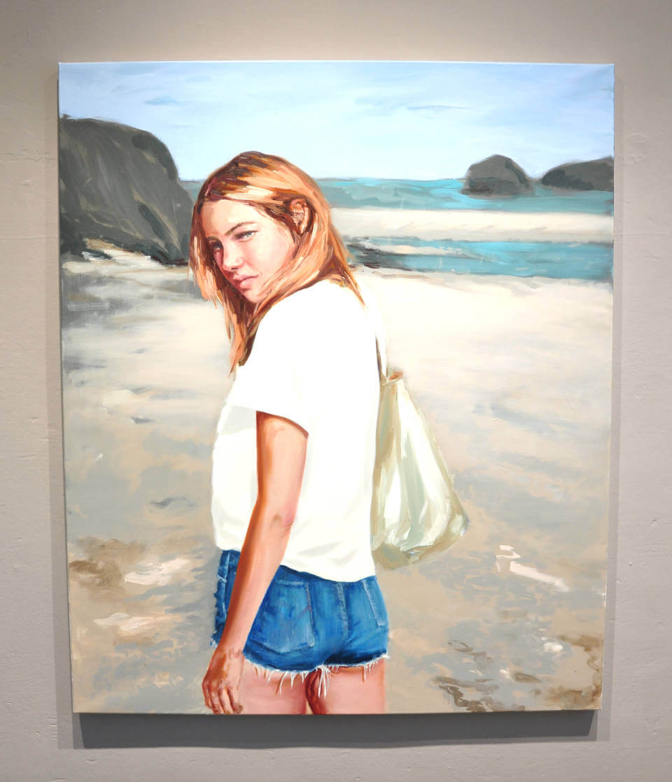 Figurative Strandszene mit einer einzelnen Person am Meeresufer, weich gemalt in hellen Blau- und Sandtönen – zeitgenössische Malerei von Siri Gindesgaard bei Galerie RIECK.