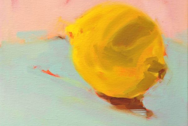 Leuchtend gelbe Zitrone als reduziertes, malerisches Stillleben auf pastelligem Farbgrund – zeitgenössische Malerei von Siri Gindesgaard bei Galerie RIECK