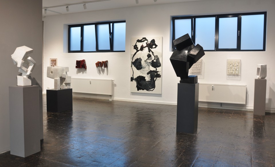 Ausstellungsansicht der Galerie Rieck auf Carlshöhe mit abstrakten Skulpturen und zeitgenössischen Kunstwerken in einem modernen, lichtdurchfluteten Galerieraum.
