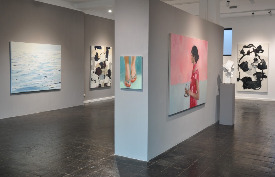 usstellungsansicht der Galerie Rieck auf Carlshöhe mit zeitgenössischer Malerei und Skulptur. Präsentiert werden abstrakte, figurative und landschaftliche Kunstwerke in modernen Galerieräumen.