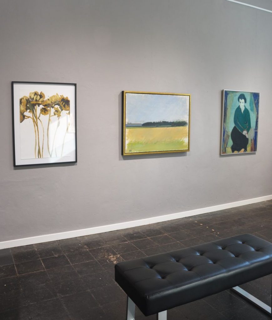 Ausstellungsansicht der Galerie Rieck mit drei Kunstwerken zeitgenössischer Malerei: florales Motiv, abstrakte Landschaft und figuratives Gemälde in modernem Galerieraum auf Carlshöhe.