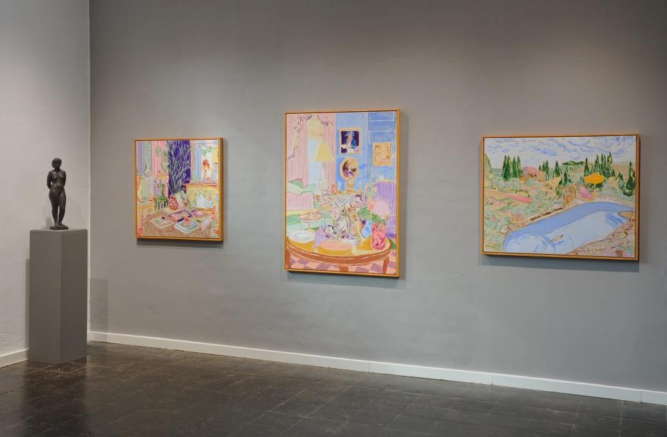 Ausstellungsansicht der Galerie Rieck mit drei farbenfrohen Gemälden und einer Skulptur auf Sockel. Zeitgenössische Kunstpräsentation in einem modernen Galerieraum.