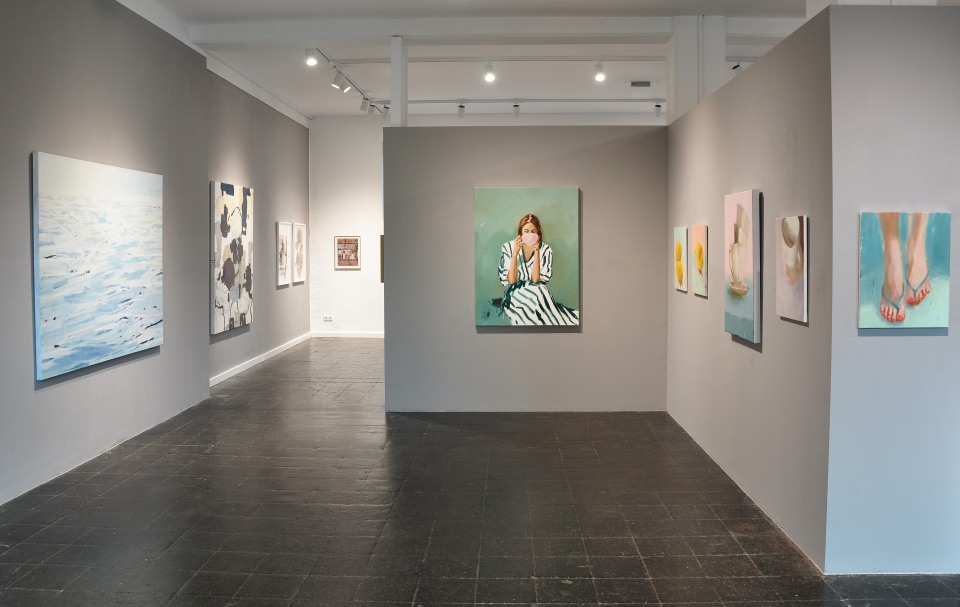 Ausstellungsansicht der Sommerausstellung in der Galerie Rieck auf Carlshöhe mit zeitgenössischen Gemälden aus den Bereichen figurative, abstrakte und maritime Malerei in modernem Galerieraum.