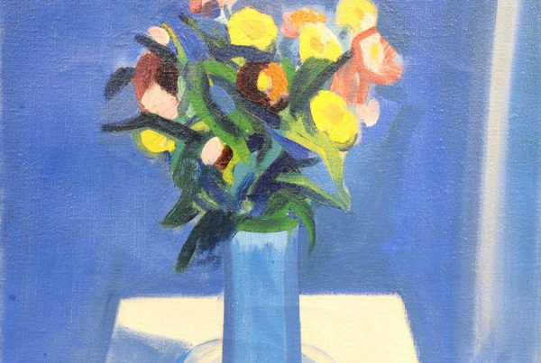 Expressionistisches Stillleben mit buntem Blumenstrauß in einer blauen Glasvase auf einem weißen Tisch vor intensiv blauem Hintergrund, Gemälde von Axel Bentzen.