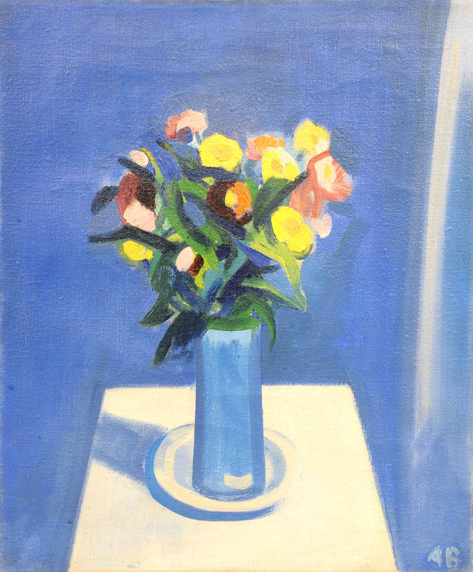 Expressionistisches Stillleben mit buntem Blumenstrauß in einer blauen Glasvase auf einem weißen Tisch vor intensiv blauem Hintergrund, Gemälde von Axel Bentzen.