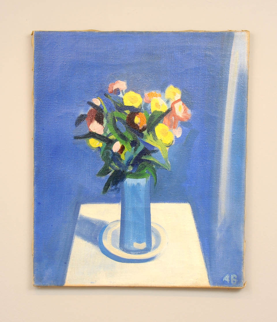 Expressionistisches Stillleben mit buntem Blumenstrauß in einer blauen Glasvase auf einem weißen Tisch vor intensiv blauem Hintergrund, Gemälde von Axel Bentzen.