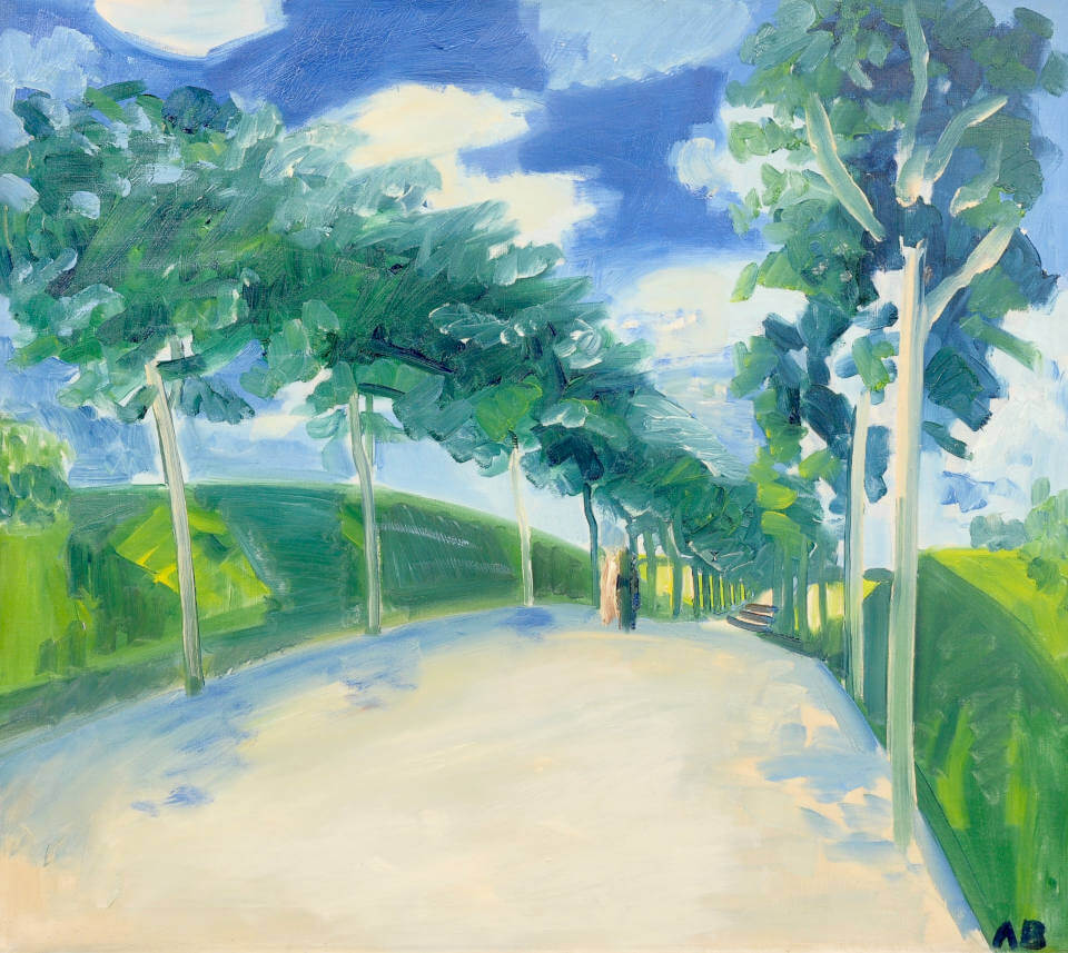 Gemälde „Sommerliche Allee“ von Axel Bentzen mit einer hellen, baumgesäumten Allee zwischen grünen Feldern unter blauem Wolkenhimmel.