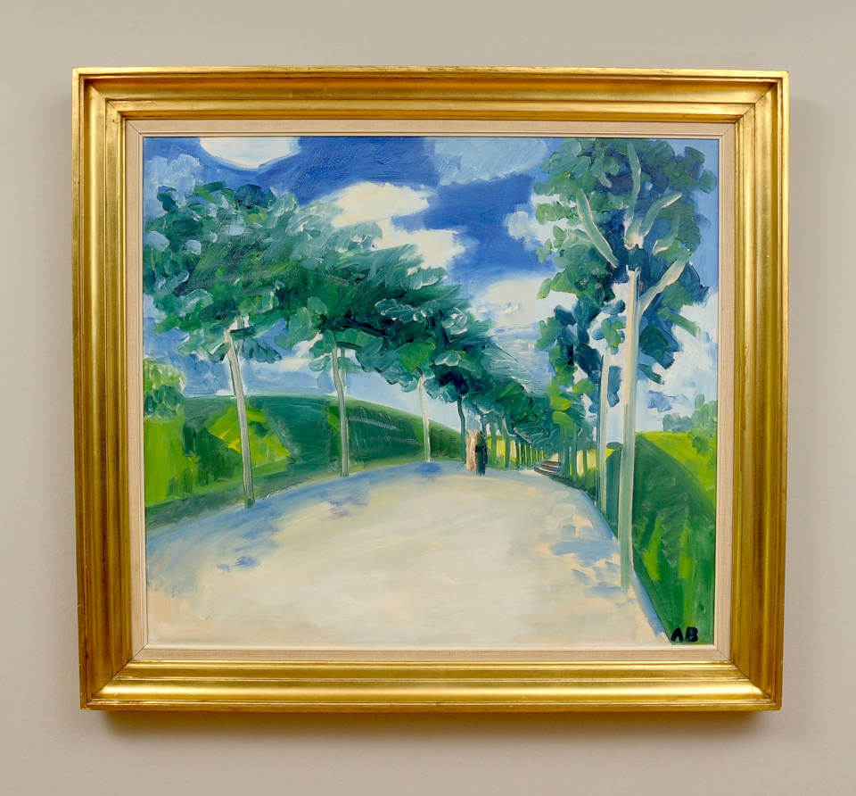 Gemälde „Sommerliche Allee“ von Axel Bentzen mit einer hellen, baumgesäumten Allee zwischen grünen Feldern unter blauem Wolkenhimmel. Mit Rahmen.