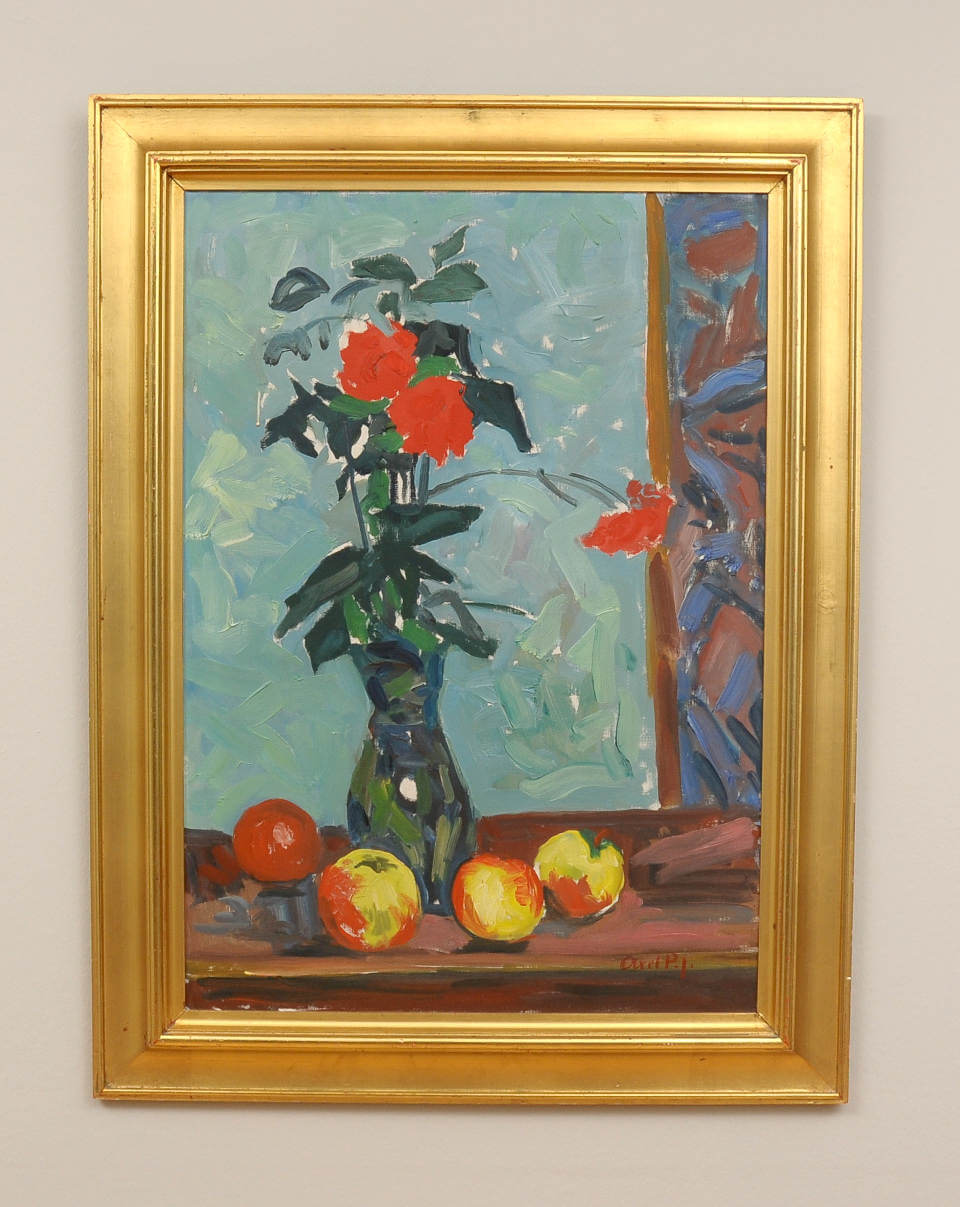 Gemälde „Blumenstillleben mit Äpfeln“ von Axel P. Jensen mit roten Blüten in einer Vase und vier Äpfeln vor blaugrünem Hintergrund. MIt Rahmen.