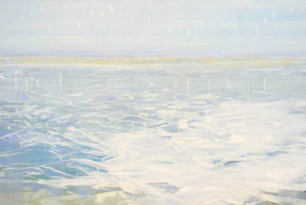 Helle, abstrahierte Küstenlandschaft bei Sjællands Odde mit ruhiger Meeresoberfläche und Eisstrukturen in sanften Blau-, Weiß- und Pastelltönen, Gemälde von Elke Hergert.