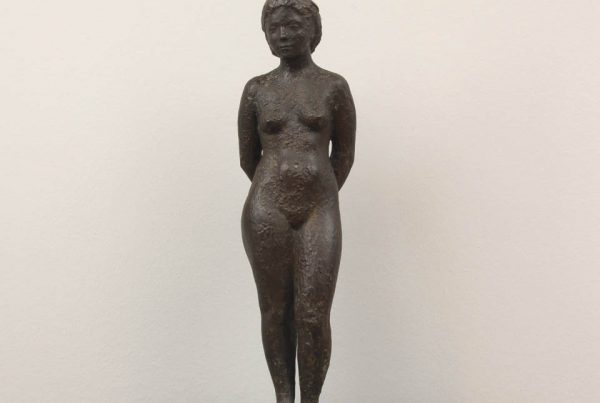 Bronzeplastik „Stehende Frau“ von Henry Luckow-Nielsen auf Sockel. Figurative Skulptur mit ruhiger Haltung und klassischer Formensprache in dunkel patinierter Bronze.