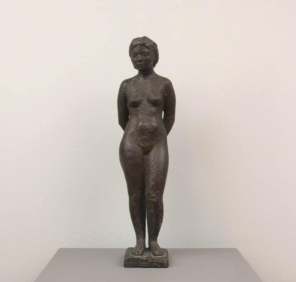 Bronzeplastik „Stehende Frau“ von Henry Luckow-Nielsen auf Sockel. Figurative Skulptur mit ruhiger Haltung und klassischer Formensprache in dunkel patinierter Bronze.