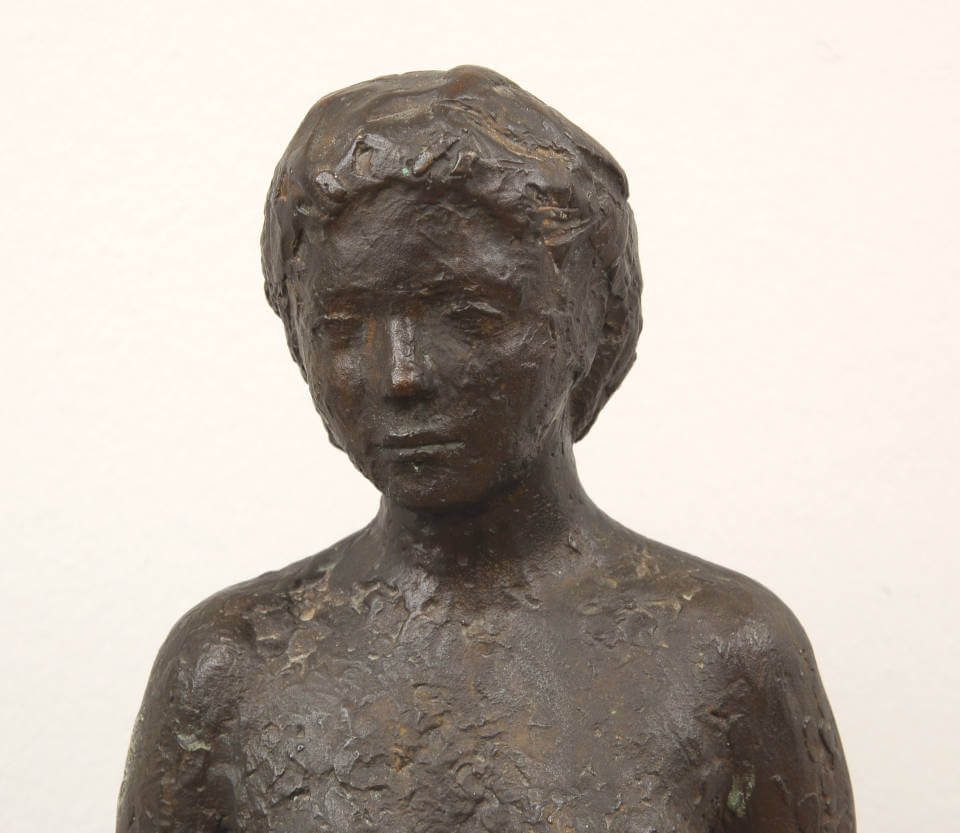 Kop-Detail der Bronzeplastik „Stehende Frau“ von Henry Luckow-Nielsen auf Sockel. Figurative Skulptur mit ruhiger Haltung und klassischer Formensprache in dunkel patinierter Bronze.