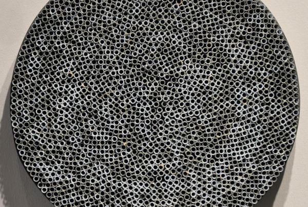 Runde Assemblage „Spiralen“ von Jens Chr. Jensen aus hunderten röhrenförmigen Eisenfedern. Die monochrome Wandarbeit erzeugt eine faszinierende geometrische Struktur und optische Tiefe