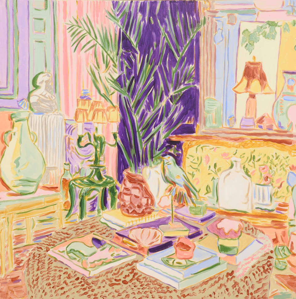 Galerie_RIECK_Mads_Rafte_Hein_Birdy_Birdy Gemälde „Birdy Birdy“ von Mads Rafte Hein: farbintensives Interieur mit Zimmerpflanze, Vogel, Vasen, Büchern und Tischleuchten bei Galerie RIECK.