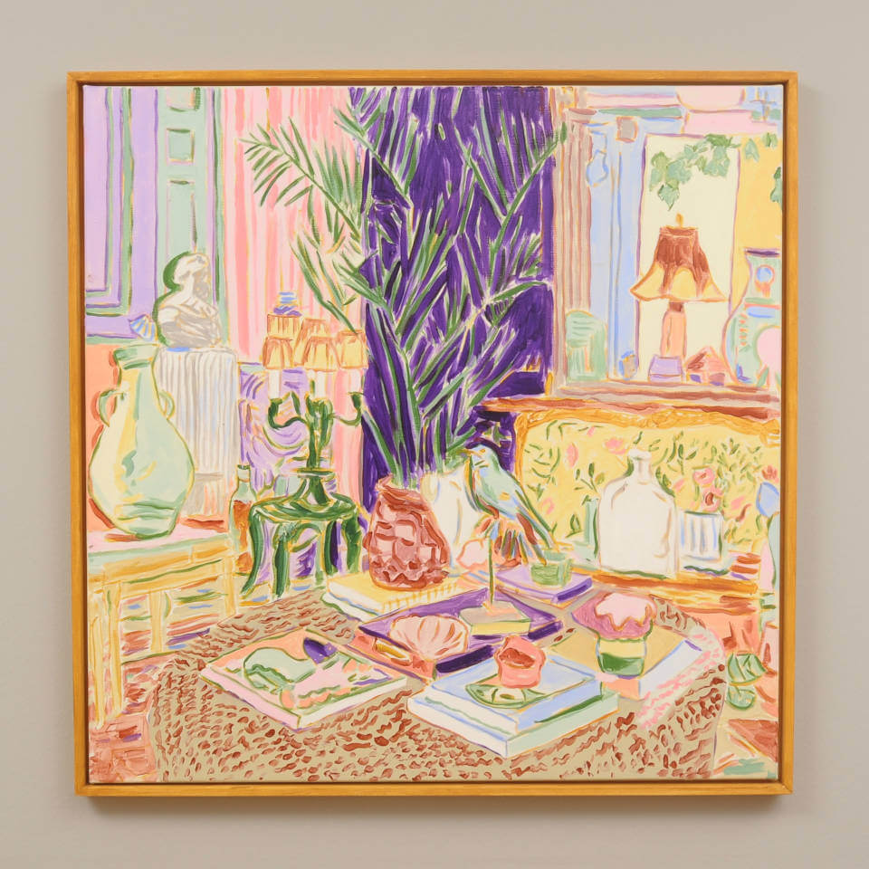Gemälde „Birdy Birdy“ von Mads Rafte Hein: farbintensives Interieur mit Zimmerpflanze, Vogel, Vasen, Büchern und Tischleuchten bei Galerie RIECK - mit Rahmen