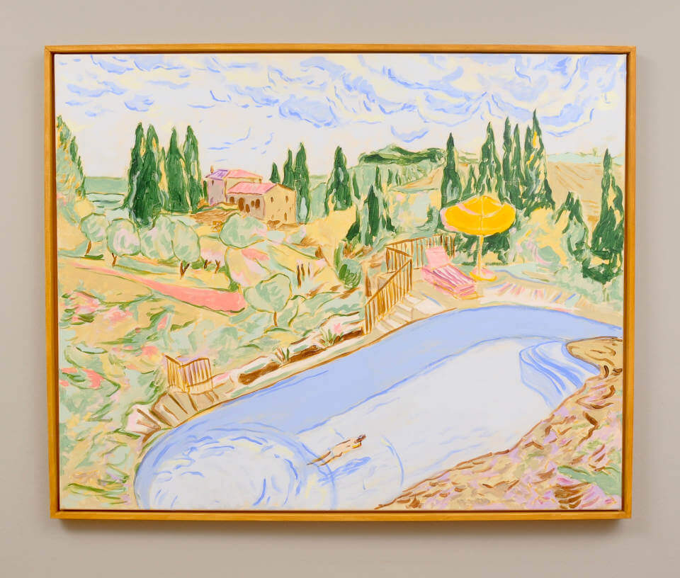 Gemälde „Country Pool“ von Mads Rafte Hein mit Swimmingpool, gelbem Sonnenschirm und sommerlicher Landschaft in der Galerie RIECK - mit Rahmen