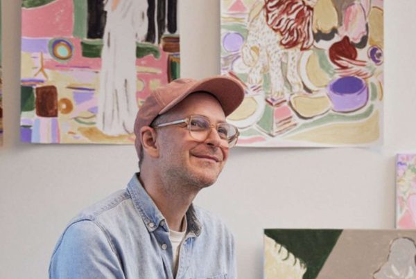 Atelieransicht mit sitzender Person - Mads Rafte Hein, farbenfrohen Gemälden, Interieur-Motiven, Pflanzen und Kunstwerken an der Wand