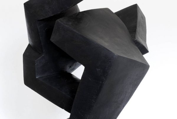 Abstrakte Skulptur „Falter“ von Mathias Kadolph aus dunkel patiniertem Material mit markanten geometrischen Formen und dynamischer Raumwirkung.