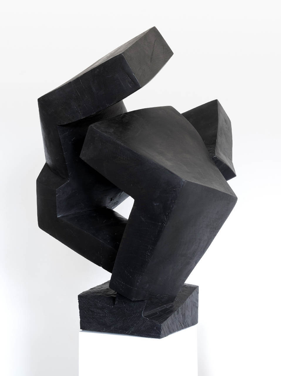Abstrakte Skulptur „Falter“ von Mathias Kadolph aus dunkel patiniertem Material mit markanten geometrischen Formen und dynamischer Raumwirkung.