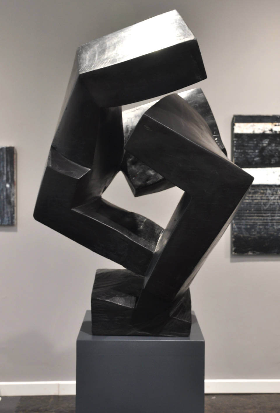 Abstrakte Skulptur „Falter“ von Mathias Kadolph aus dunkel patiniertem Material mit markanten geometrischen Formen und dynamischer Raumwirkung.