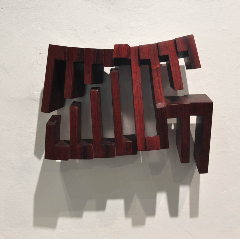 Wandobjekt „Fragiles Rot“ von Mathias Kadolph aus dunkelrotem Holz. Die geometrische Reliefskulptur erzeugt durch offene Strukturen, Tiefe und Schatten eine dynamische räumliche Wirkung.