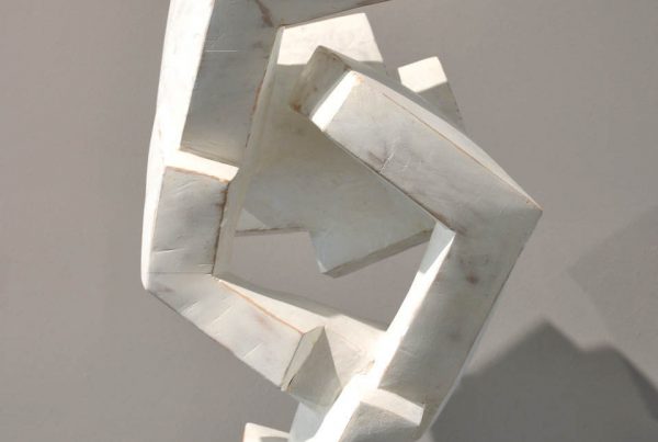 Die Skulptur „Kleiner Falter“ von Mathias Kadolph zeichnet sich durch eine kraftvolle Komposition aus geometrischen Formen und offenen Raumstrukturen aus. Die helle Oberfläche betont die klaren Kanten und Durchblicke, während die verschachtelten Elemente eine spannende Balance zwischen Bewegung und Stabilität erzeugen. Das Werk steht exemplarisch für Kadolphs architektonisch geprägte, zeitgenössische Bildhauerei.