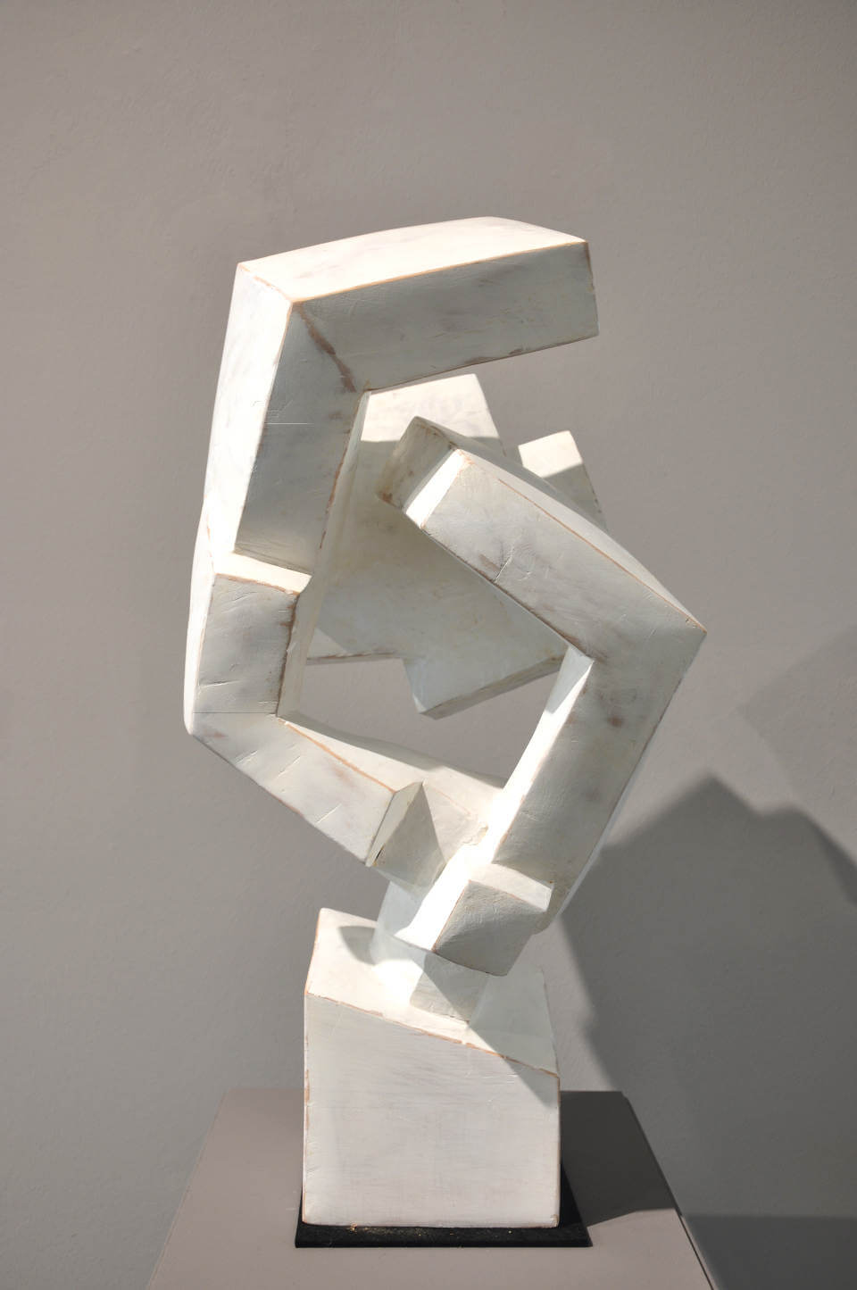 Die Skulptur „Kleiner Falter“ von Mathias Kadolph zeichnet sich durch eine kraftvolle Komposition aus geometrischen Formen und offenen Raumstrukturen aus. Die helle Oberfläche betont die klaren Kanten und Durchblicke, während die verschachtelten Elemente eine spannende Balance zwischen Bewegung und Stabilität erzeugen. Das Werk steht exemplarisch für Kadolphs architektonisch geprägte, zeitgenössische Bildhauerei.
