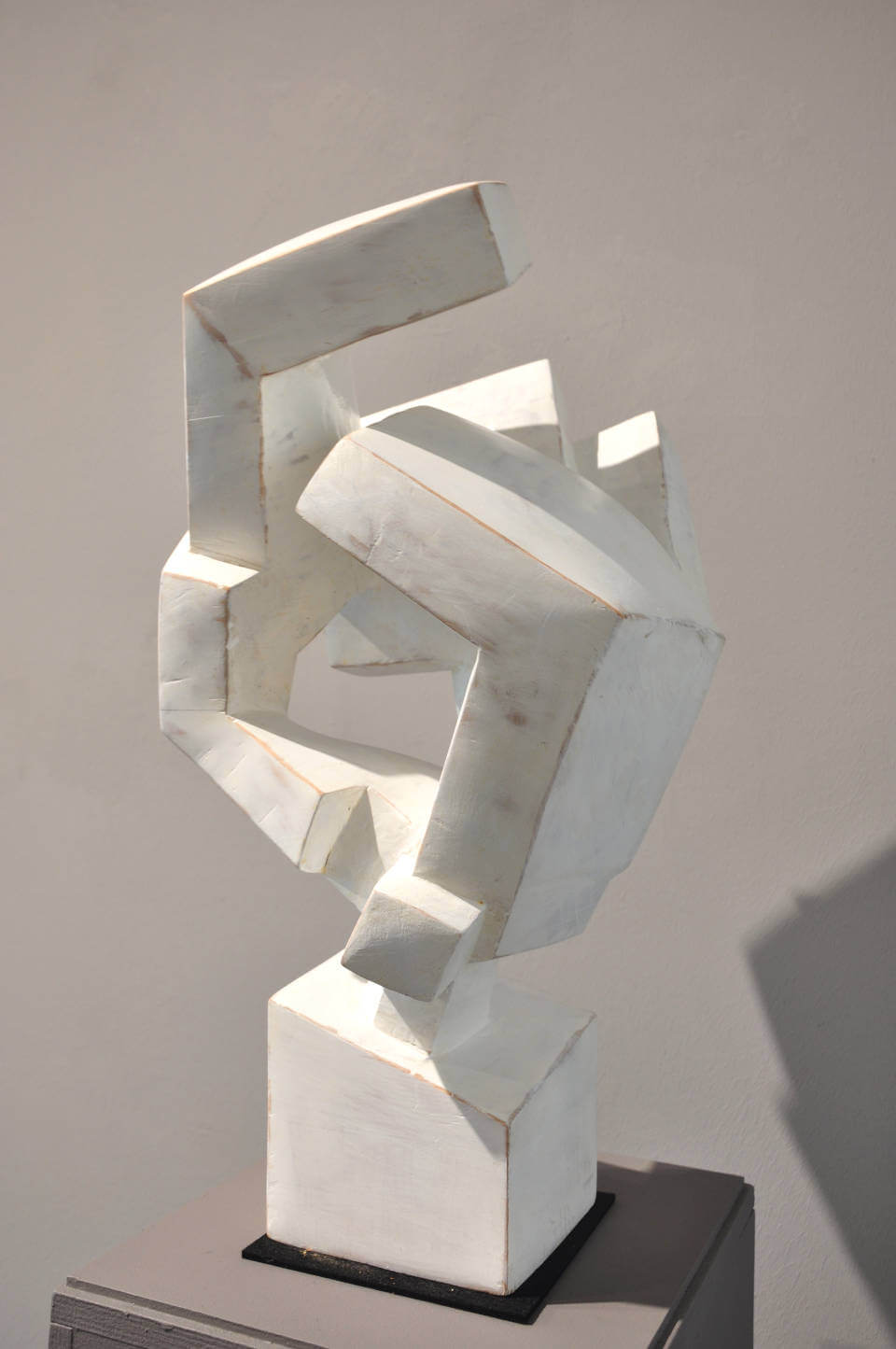 Die Skulptur „Kleiner Falter“ von Mathias Kadolph zeichnet sich durch eine kraftvolle Komposition aus geometrischen Formen und offenen Raumstrukturen aus. Die helle Oberfläche betont die klaren Kanten und Durchblicke, während die verschachtelten Elemente eine spannende Balance zwischen Bewegung und Stabilität erzeugen. Das Werk steht exemplarisch für Kadolphs architektonisch geprägte, zeitgenössische Bildhauerei.