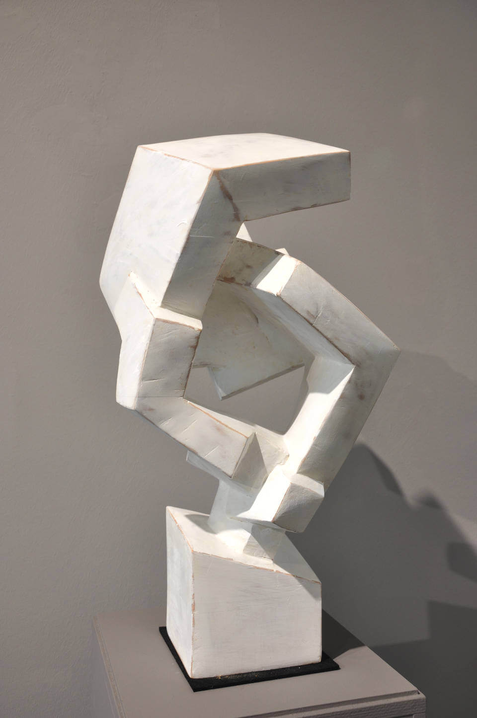 Die Skulptur „Kleiner Falter“ von Mathias Kadolph zeichnet sich durch eine kraftvolle Komposition aus geometrischen Formen und offenen Raumstrukturen aus. Die helle Oberfläche betont die klaren Kanten und Durchblicke, während die verschachtelten Elemente eine spannende Balance zwischen Bewegung und Stabilität erzeugen. Das Werk steht exemplarisch für Kadolphs architektonisch geprägte, zeitgenössische Bildhauerei.